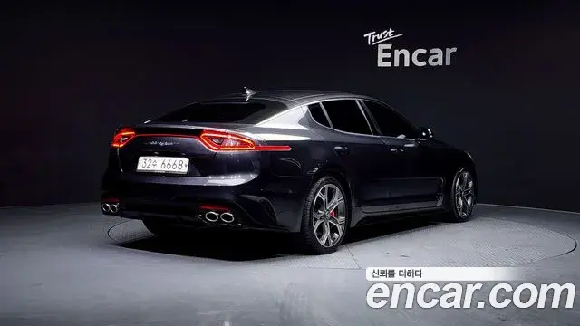 Kia Stinger 2018 — ფოტო 8/20