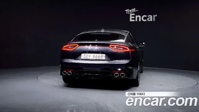 Kia Stinger 2018 — ფოტო 19/20
