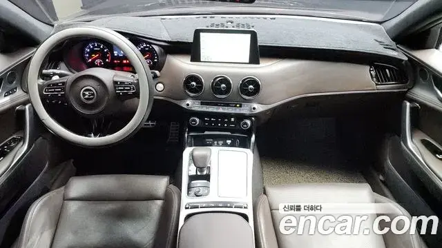 Kia Stinger 2018 — ფოტო 10/20