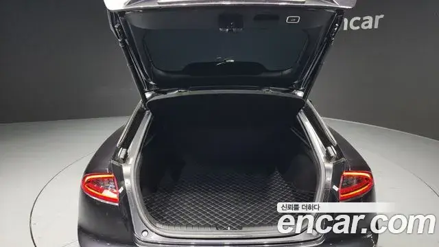 Kia Stinger 2018 — ფოტო 17/20