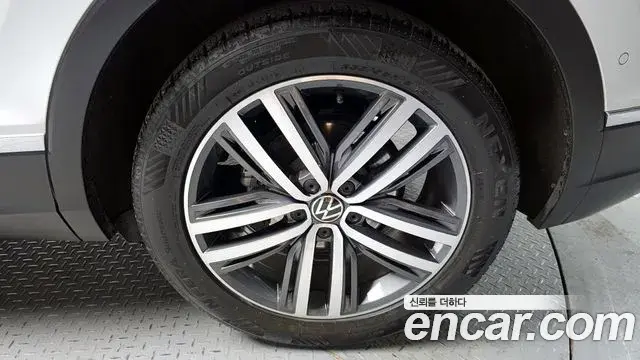 Volkswagen Tiguan 2021 — Photo 5/20