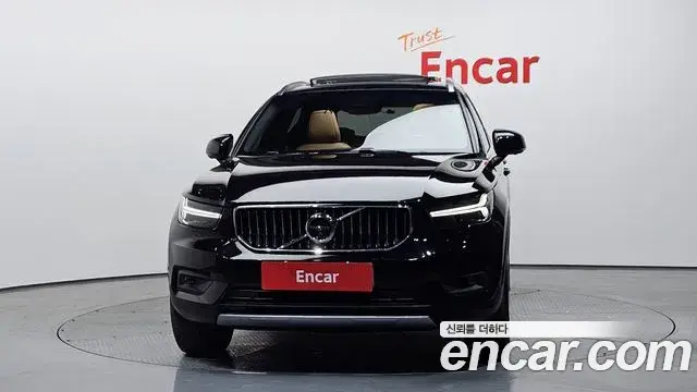 Volvo XC40 2021 — ფოტო 1/20