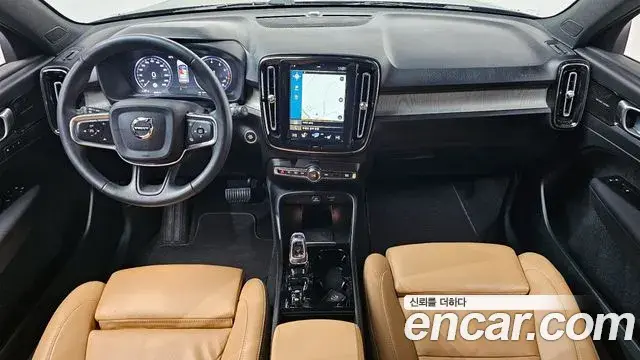 Volvo XC40 2021 — ფოტო 16/20