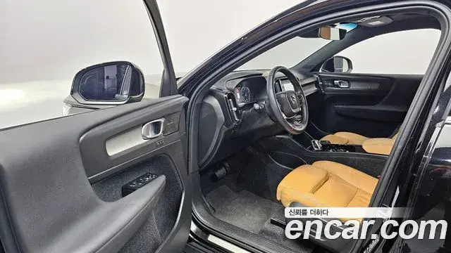 Volvo XC40 2021 — ფოტო 9/20
