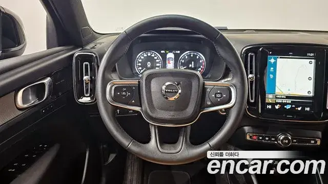 Volvo XC40 2021 — ფოტო 17/20