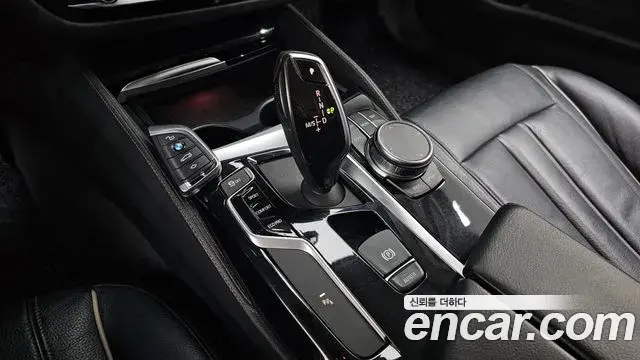BMW 5 Series 2018 — Şəkil 12/20