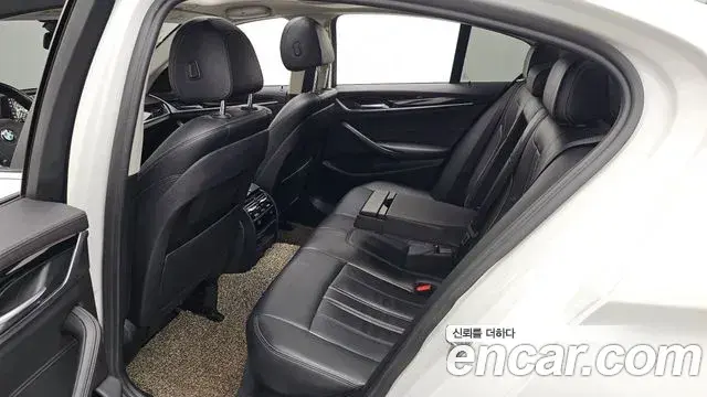 BMW 5 Series 2018 — Şəkil 8/20