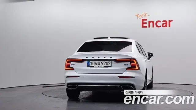 Volvo S60 2021 — ფოტო 5/20