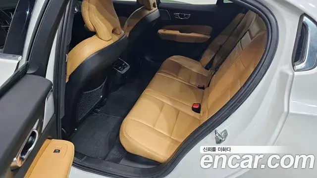 Volvo S60 2021 — ფოტო 17/20
