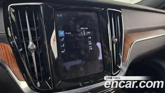 Volvo S60 2021 — ფოტო 9/20