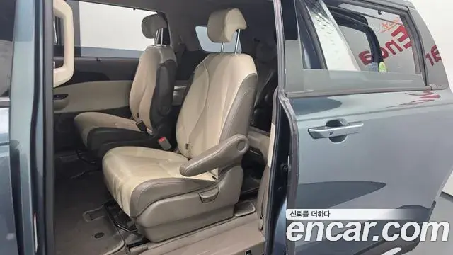 Kia Carnival 2021 — Фото 12/20