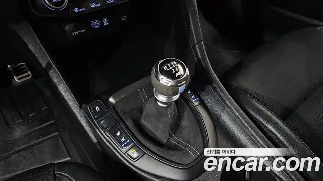 Hyundai Veloster 2018 — ფოტო 6/20