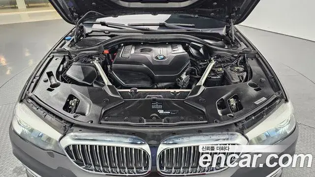 BMW 5 Series 2018 — Şəkil 13/20