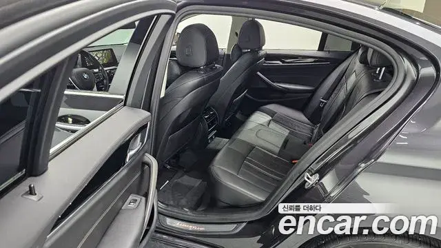 BMW 5 Series 2018 — Şəkil 8/20