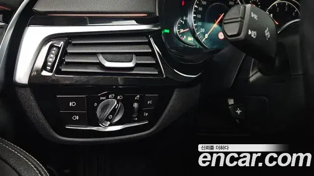 BMW 5 Series 2018 — Şəkil 17/20