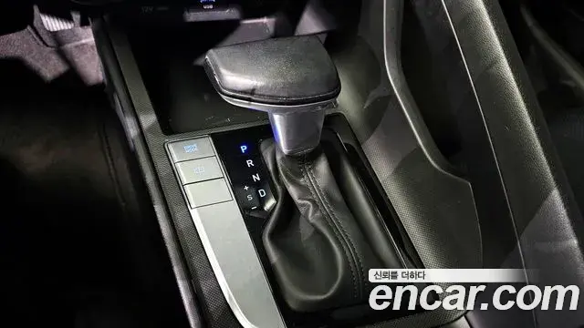 Hyundai The New Avante Hybrid 2021 — Photo 18/20
