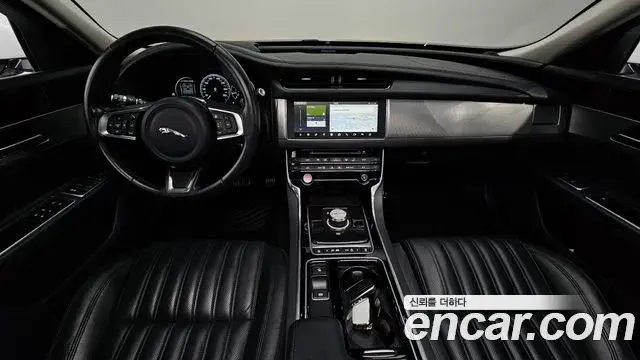 Jaguar XF 2018 — Photo 6/20