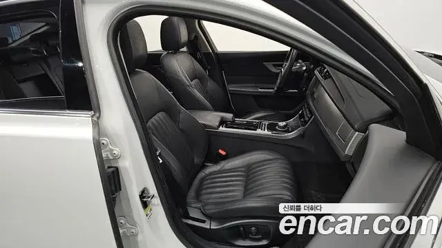 Jaguar XF 2018 — Photo 7/20