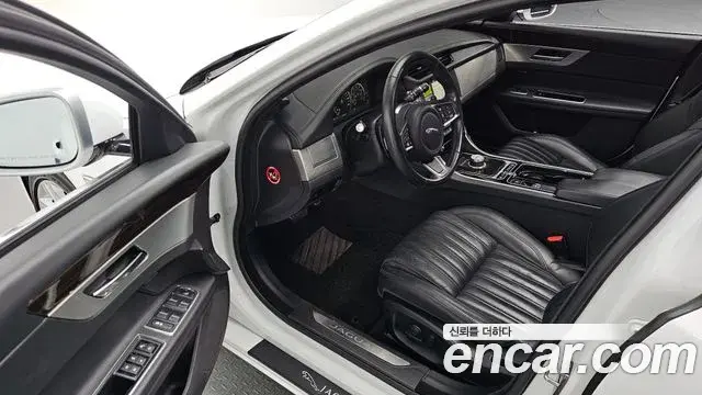 Jaguar XF 2018 — Photo 20/20