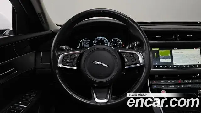 Jaguar XF 2018 — Photo 15/20