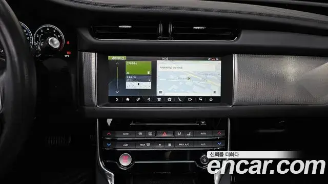 Jaguar XF 2018 — Photo 12/20