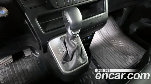 Hyundai Staria 2025 — Photo 16/20