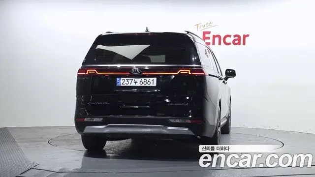Kia Carnival 2021 — ფოტო 13/31