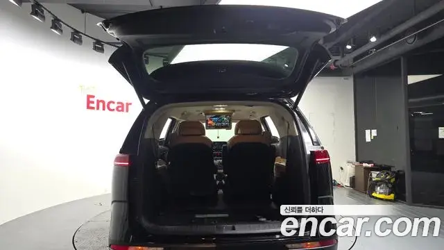 Kia Carnival 2021 — ფოტო 23/31