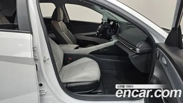 Hyundai The New Avante Hybrid 2021 — Photo 14/34