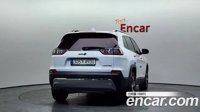 Jeep Cherokee 2021 — ფოტო 7/20