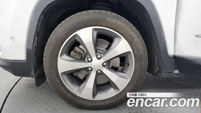 Jeep Cherokee 2021 — ფოტო 8/20