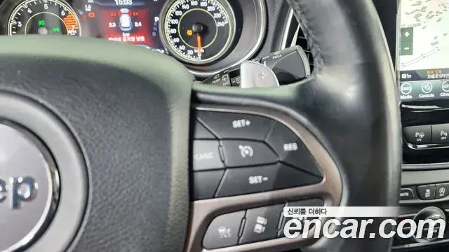 Jeep Cherokee 2021 — ფოტო 17/20