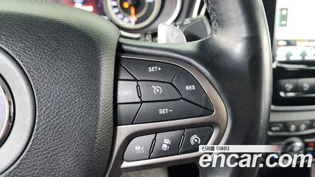 Jeep Cherokee 2021 — ფოტო 13/20