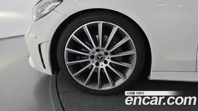 Mercedes-Benz C-Class 2019 — Photo 8/31