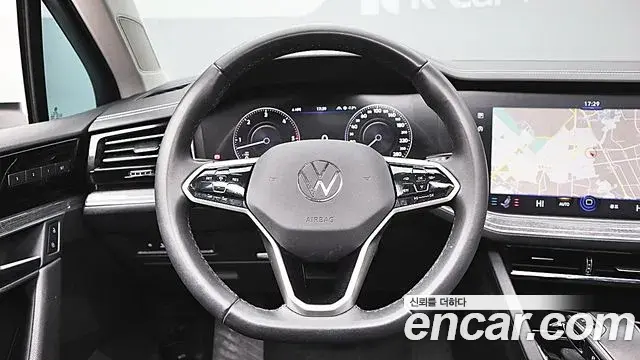 Volkswagen Touareg 2023 — ფოტო 17/20