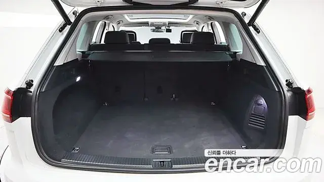 Volkswagen Touareg 2023 — ფოტო 7/20