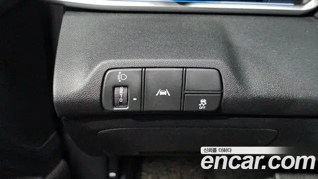 Hyundai The New Avante Hybrid 2021 — Photo 19/31