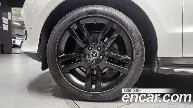 Mercedes-Benz GLE-Class 2018 — ფოტო 27/30