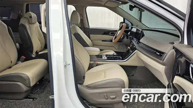 Kia Carnival 2021 — Photo 24/34