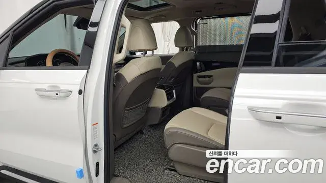 Kia Carnival 2021 — Photo 23/34