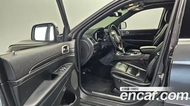 Jeep Grand Cherokee 2021 — Фото 10/20