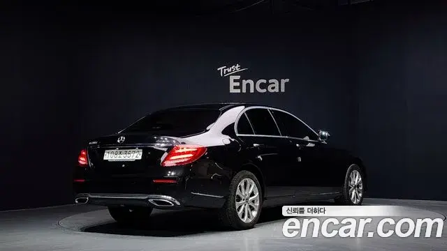Mercedes-Benz E-Class 2020 — Photo 12/33