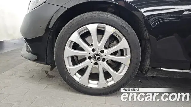 Mercedes-Benz E-Class 2020 — Photo 9/33