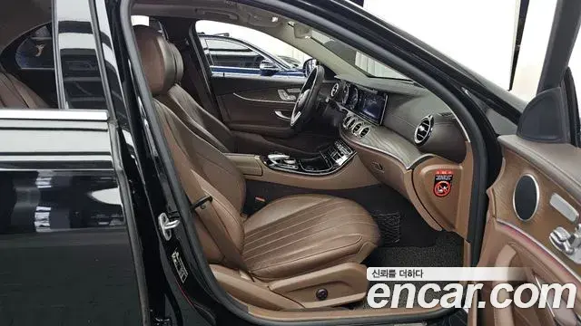 Mercedes-Benz E-Class 2020 — Photo 23/33