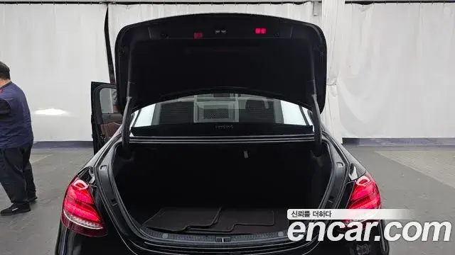 Mercedes-Benz E-Class 2020 — Photo 18/33