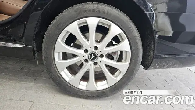 Mercedes-Benz E-Class 2020 — Photo 24/33