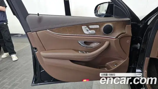 Mercedes-Benz E-Class 2020 — Photo 31/33