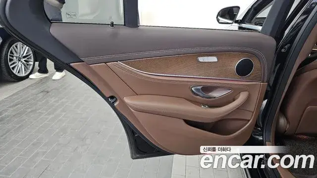 Mercedes-Benz E-Class 2020 — Photo 4/33