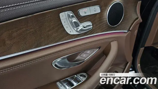 Mercedes-Benz E-Class 2020 — Photo 7/33