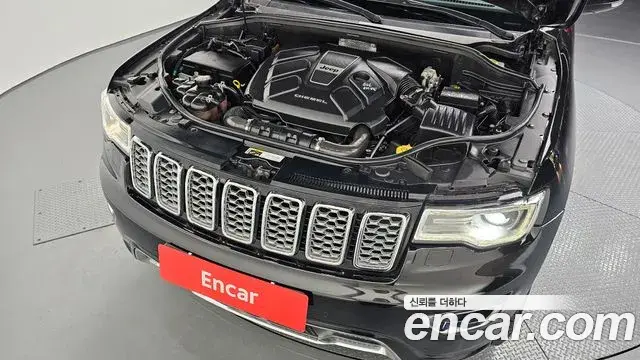 Jeep Grand Cherokee 2018 — Şəkil 14/20